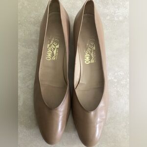 SALVATORE FERRAGAMO tan shoes pumps Sz 10 Narrow EUC leather Italy